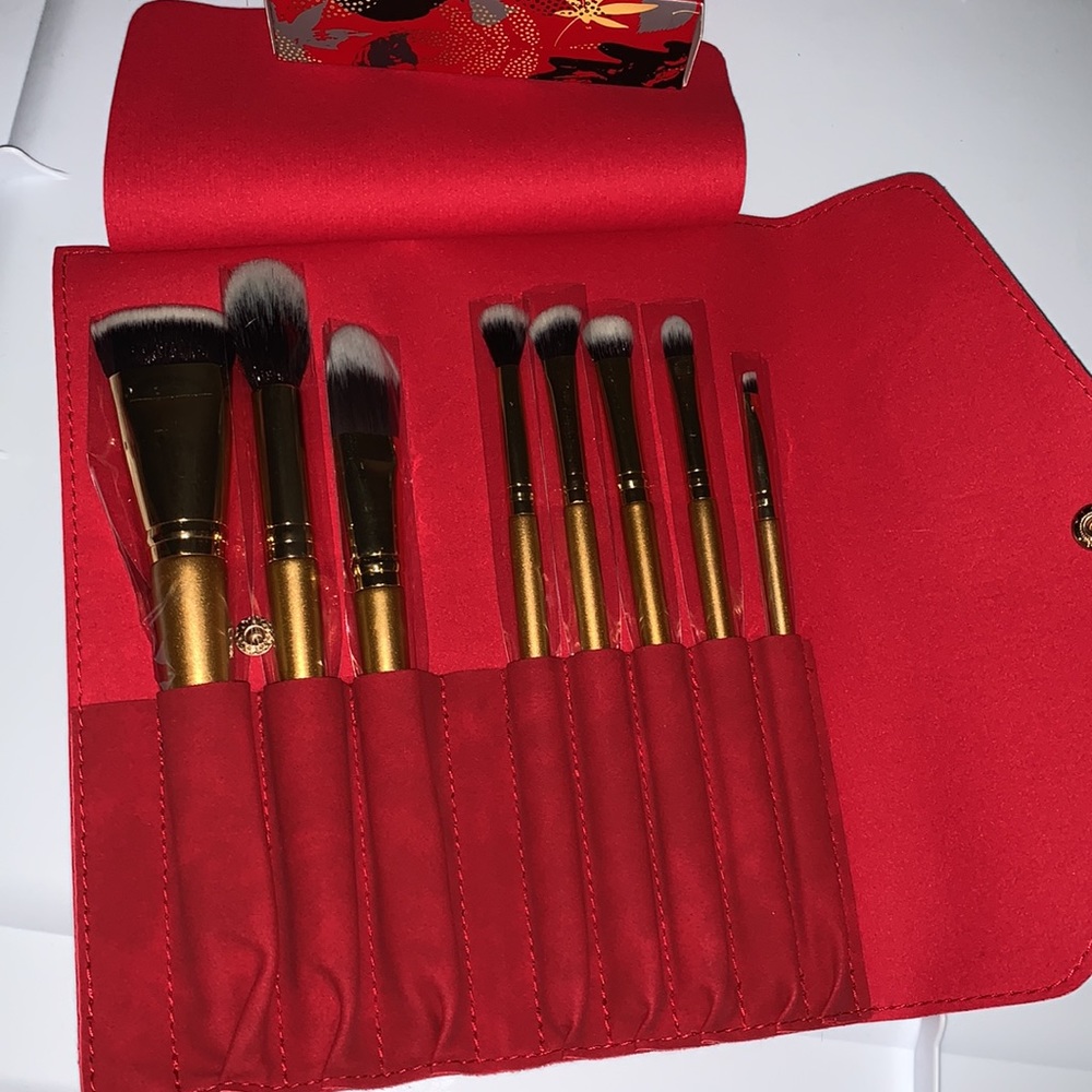 MAKEUP BRUSHES